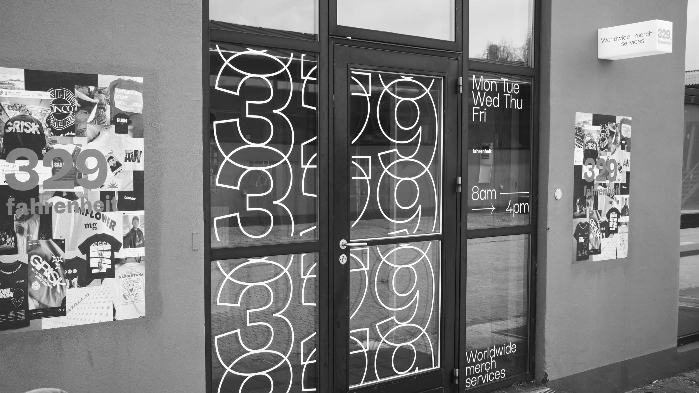 329's indgang i Holme Industriby: glasdør med 329-logoet i stort og plakatvægge på begge sider