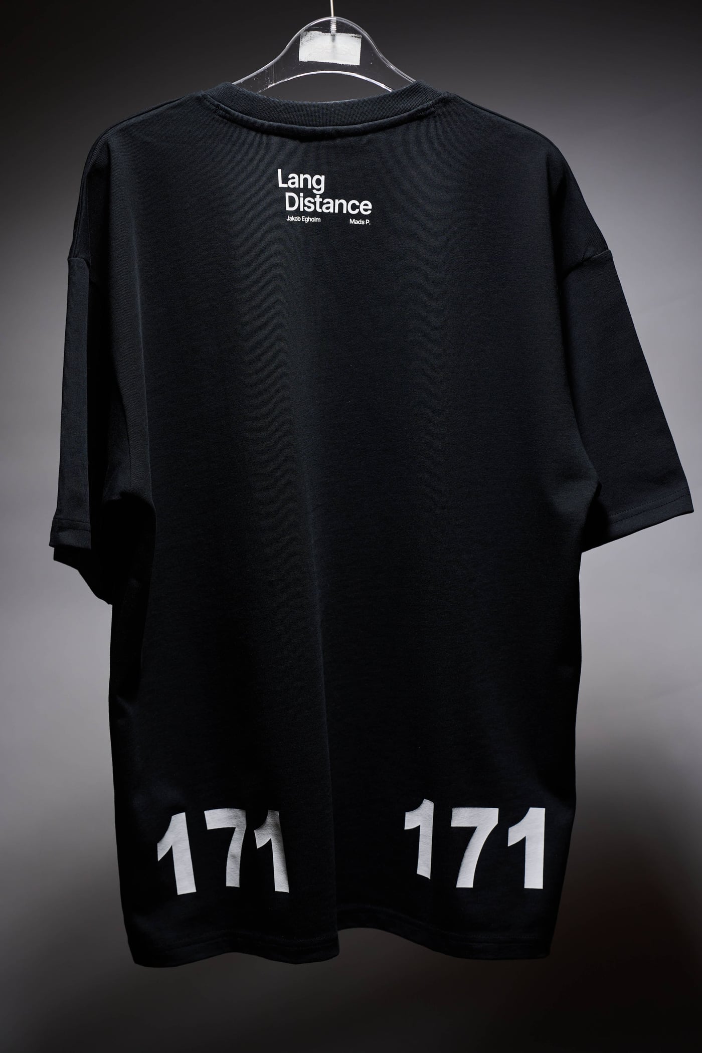 Bagsiden af den sorte t-shirt med Lang Distance-ordmærket i nakken og 171 i sømmen