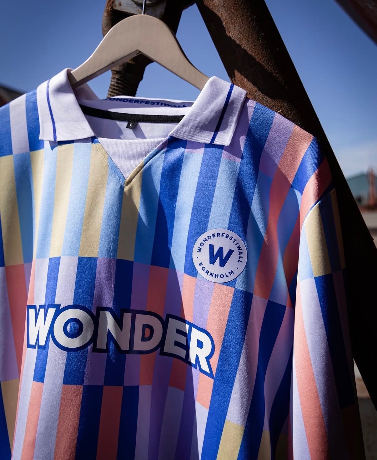 Stribet fodboldtrøje med WONDER over brystet, på bøjle