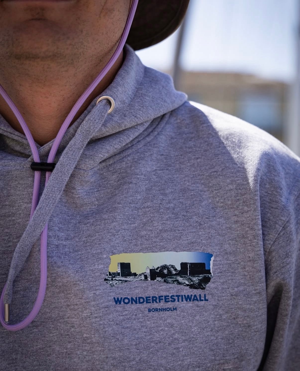 Grå hoodie med Wonderfestiwall-tryk på brystet