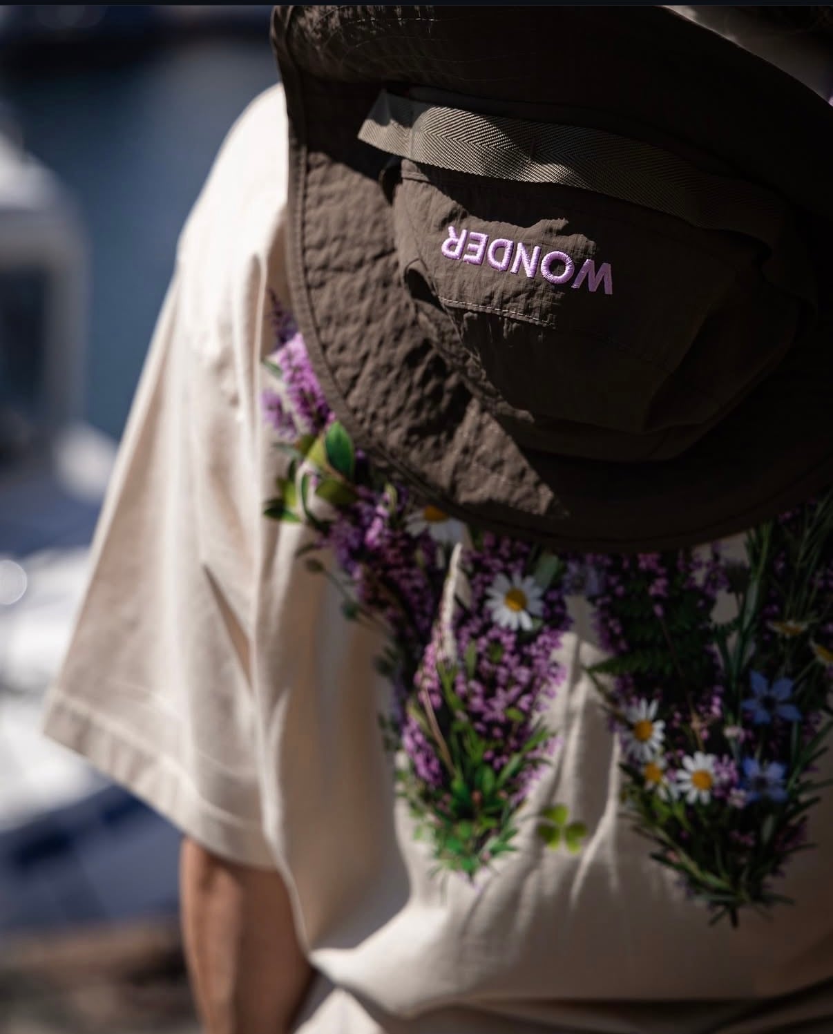 T-shirt med blomstertryk, båret med en Wonder-cap